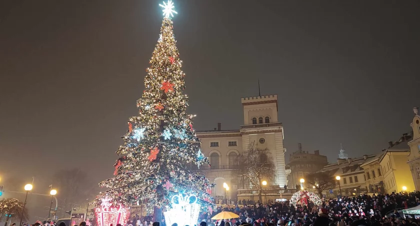 [FILM] Uroczyście rozświetlono największą choinkę w Bielsku-Białej. Zapalano również inne iluminacje 