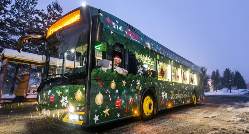 Świąteczny autobus na ulicach Bielska-Białej | Kiedy i gdzie można go spotkać?