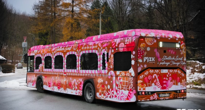 Świąteczny autobus na ulicach Bielska-Białej | Kiedy i gdzie można go spotkać?