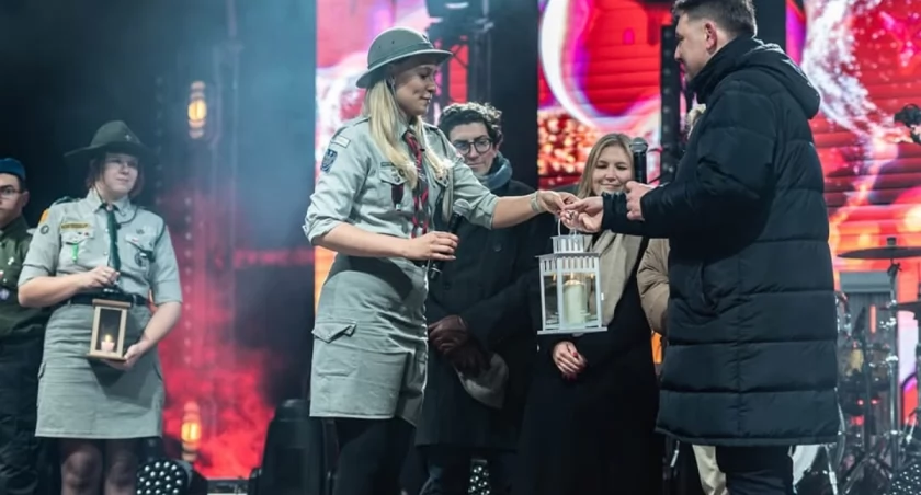 Betlejemskie Światło Pokoju w Bielsku-Białej przekazanie przez harcerzy