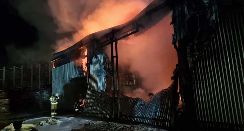 (Aktualizacja) Ogromny pożar w Wapienicy | Spaliła się suszarnia drzewa [FOTO]