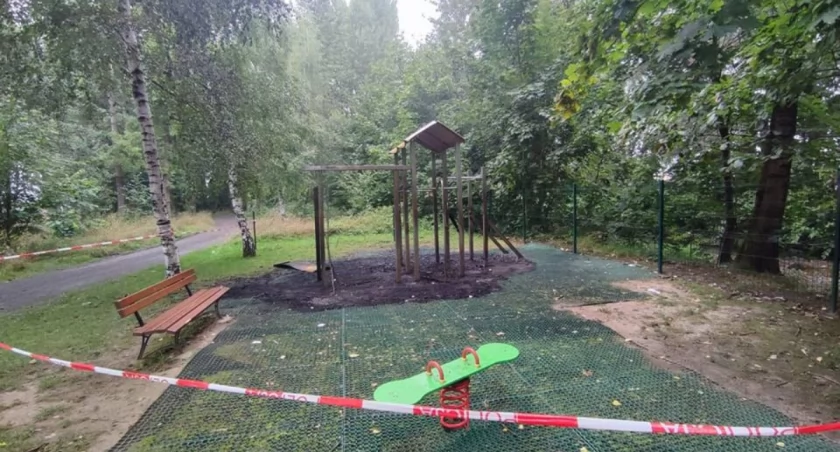 14-latek i 16-latka skazani za podpalenie placu zabaw