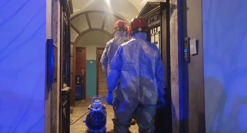Wrzucił butelkę kwasu do kamienicy w Bielsku-Białej | Policja szuka sprawcy [FOTO]