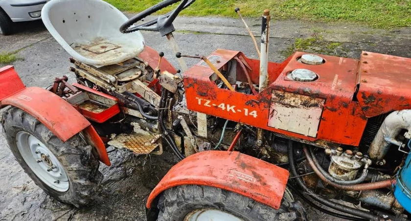 Policja szuka właściciela ciągnika zatopionego w stawie [FOTO]