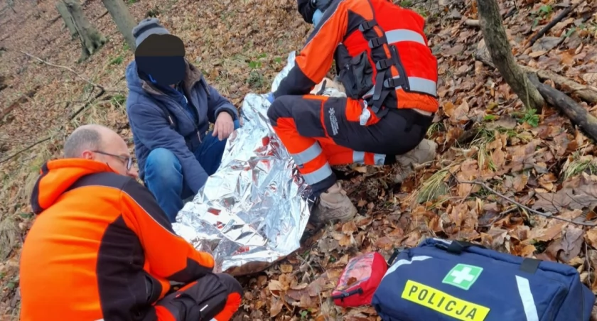 Policjanci odnaleźli kobietę ze złamaną nogą na Koziej Górce