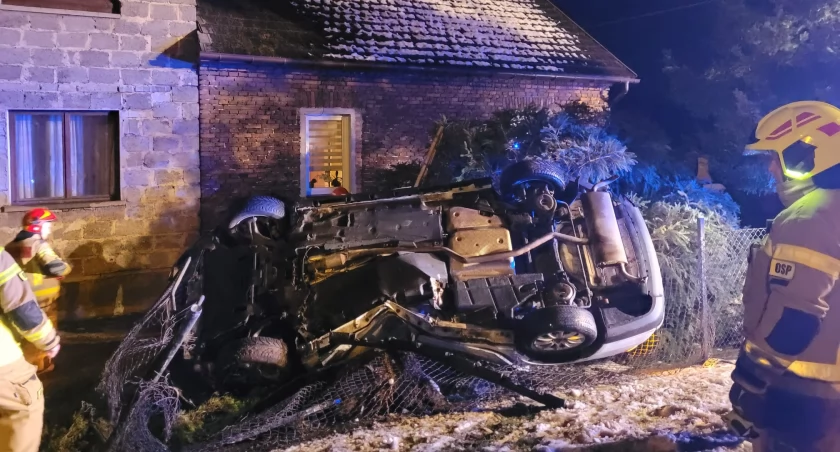 Groźny wypadek w Czańcu. Strażacy użyli narzędzi hydraulicznych aby wydobyć pasażera pojazdu