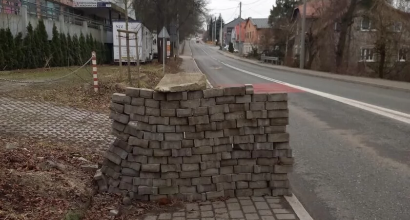 Żartowniś ustawił na chodniku mur