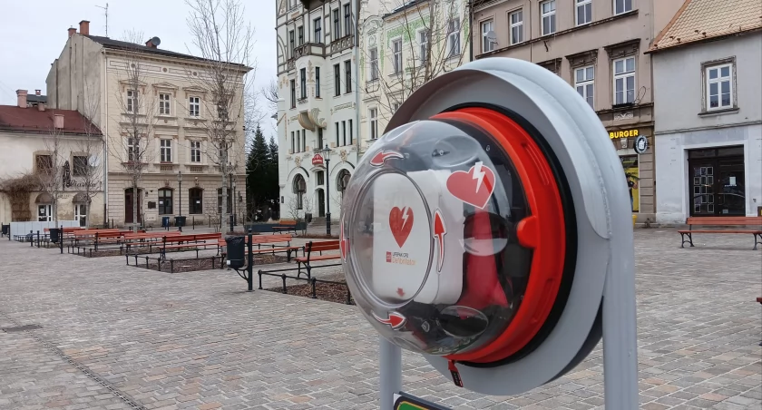Gdzie szukać defibrylatora AED w Bielsku-Białej? Nowe urządzenie na placu Wojska Polskiego