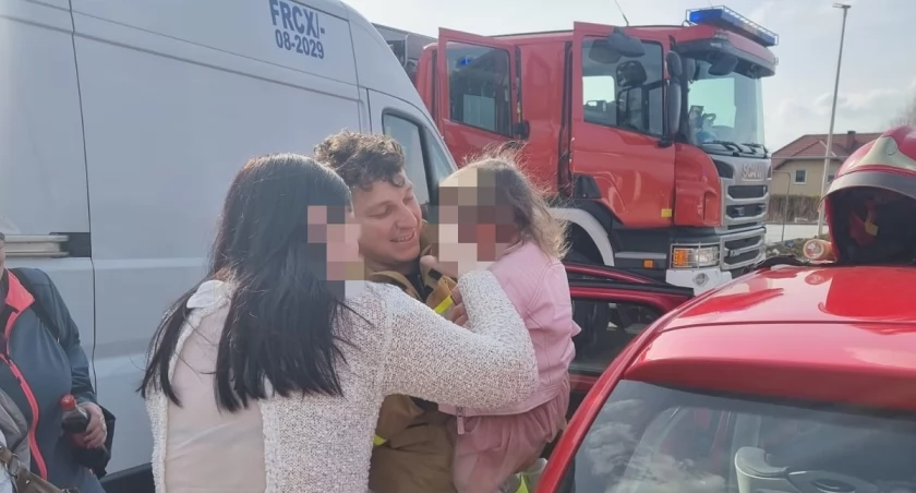 Małe dziecko zatrzaśnięte w aucie | Niecodzienna akcja strażaków w Jaworzu