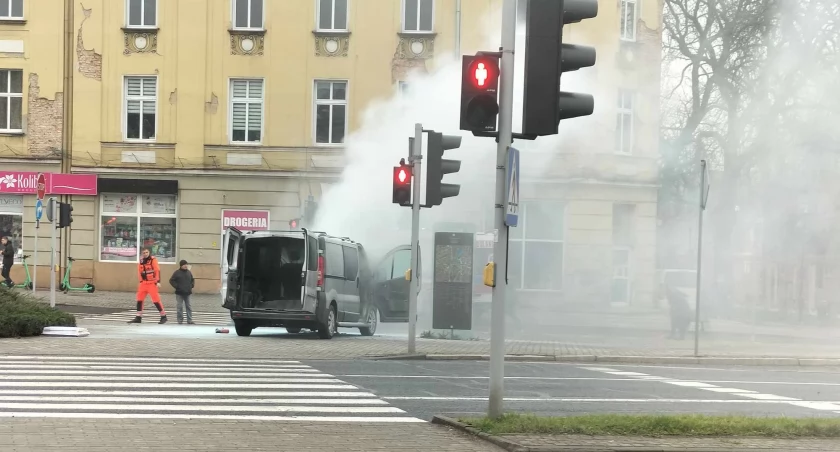 Pożar samochodu na ulicy Partyzantów | Z pomocą ruszyli świadkowie zdarzenia [FOTO]