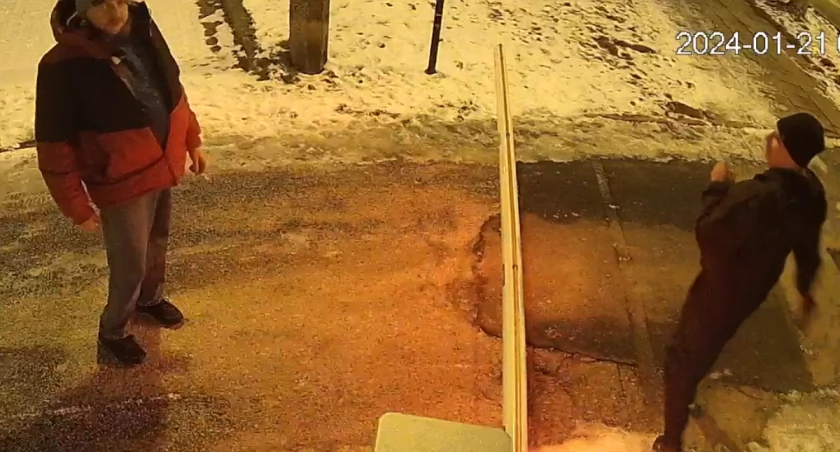 Rozpoznajesz ich? Policja poszukuje tych mężczyzn w związku ze zniszczeniem szlabanu