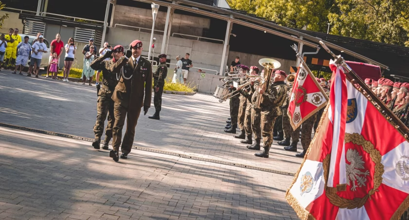 Uroczysta przysięga żołnierzy 18 Batalionu Powietrznodesantowego na żywieckim Rynku