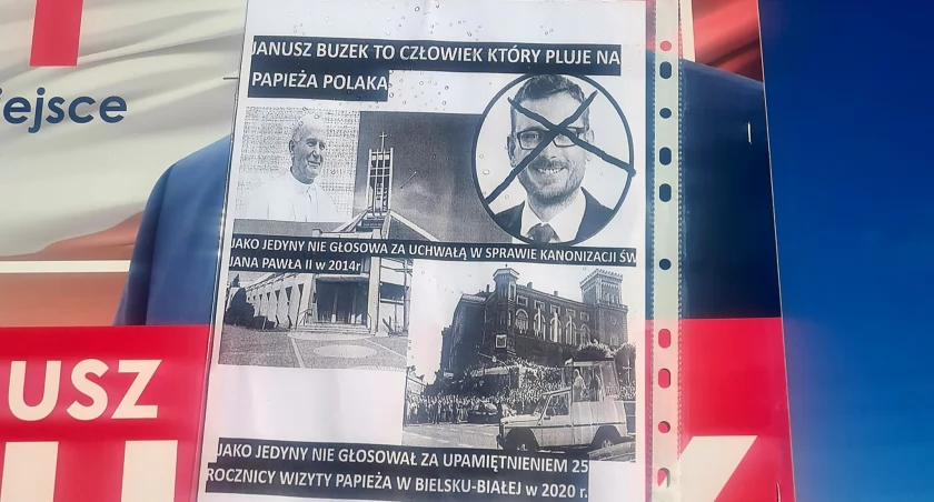 Pluje na papieża Polaka? Banerowa próba dyskredytacji radnego