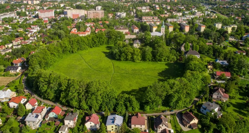 Badania archeologiczne i atrakcje turystyczne na terenie Grodziska. Projekt Porzucone Miasto