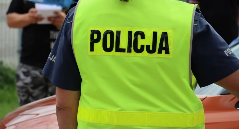 Para spała w blokującym ulicę samochodzie w oparach dopalaczy