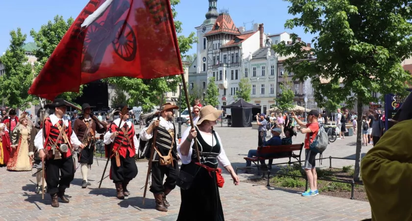 [FOTO i FILM] Przemarsz grup rekonstrukcyjnych ulicami Bielska-Białej