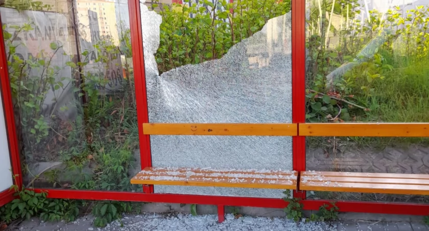 Wandale wzięli na celownik wiaty przystankowe w Bielsku-Białej [FOTO]