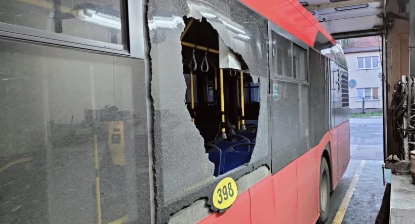 Do autobusu strzelono ze śrutówki, pocisk minął pasażerkę o włos