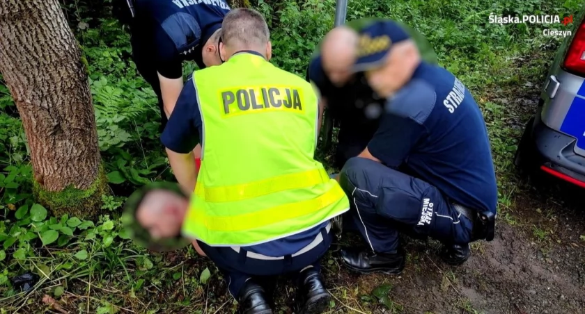 Agresywny mężczyzna uzbrojony w kastet zaatakował na prywatnej posesji 
