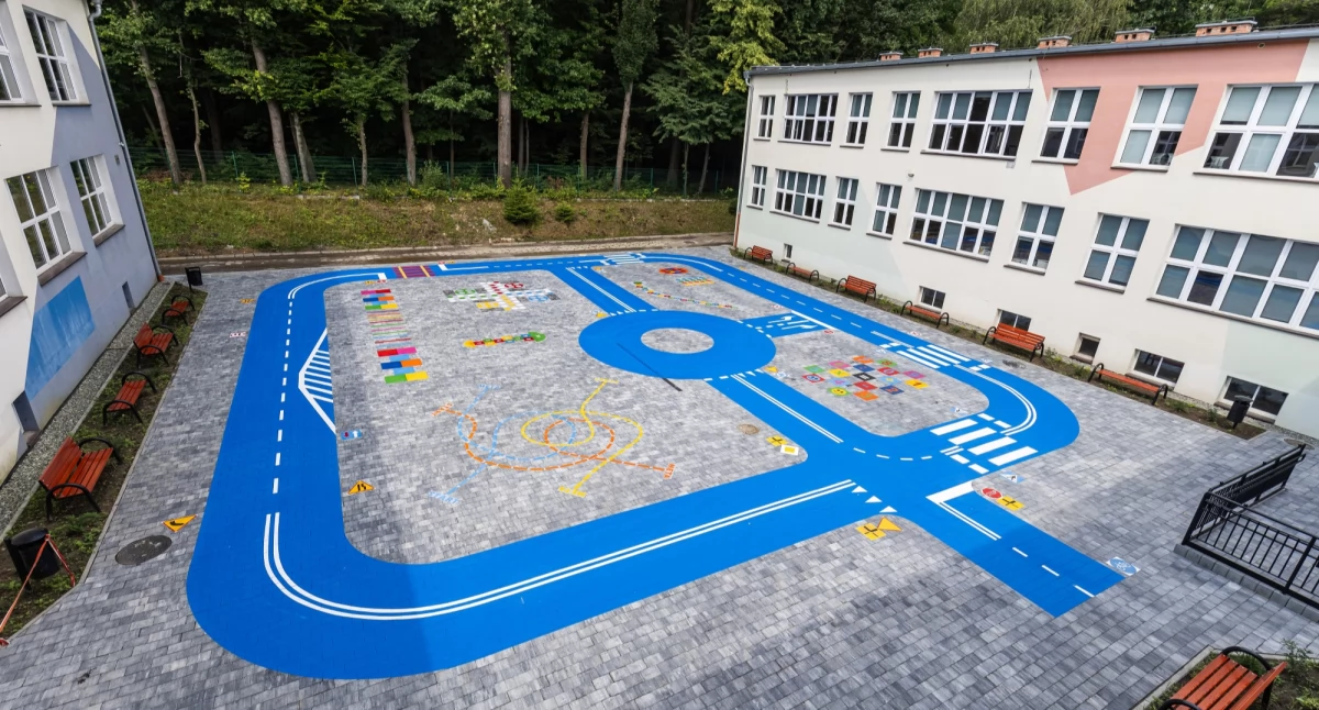 Nowe życie szkolnego podwórka. Miasteczko ruchu rowerowego w Cygańskim Lesie