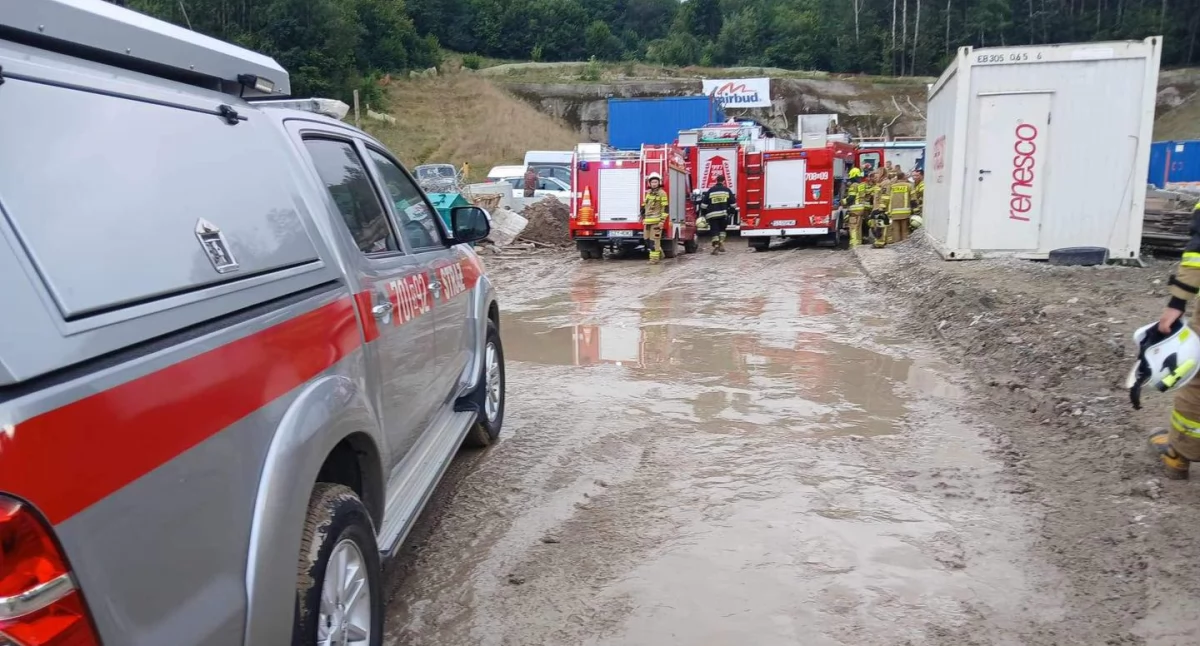 Wypadek na budowie S1. Pracownik wpadł do studni