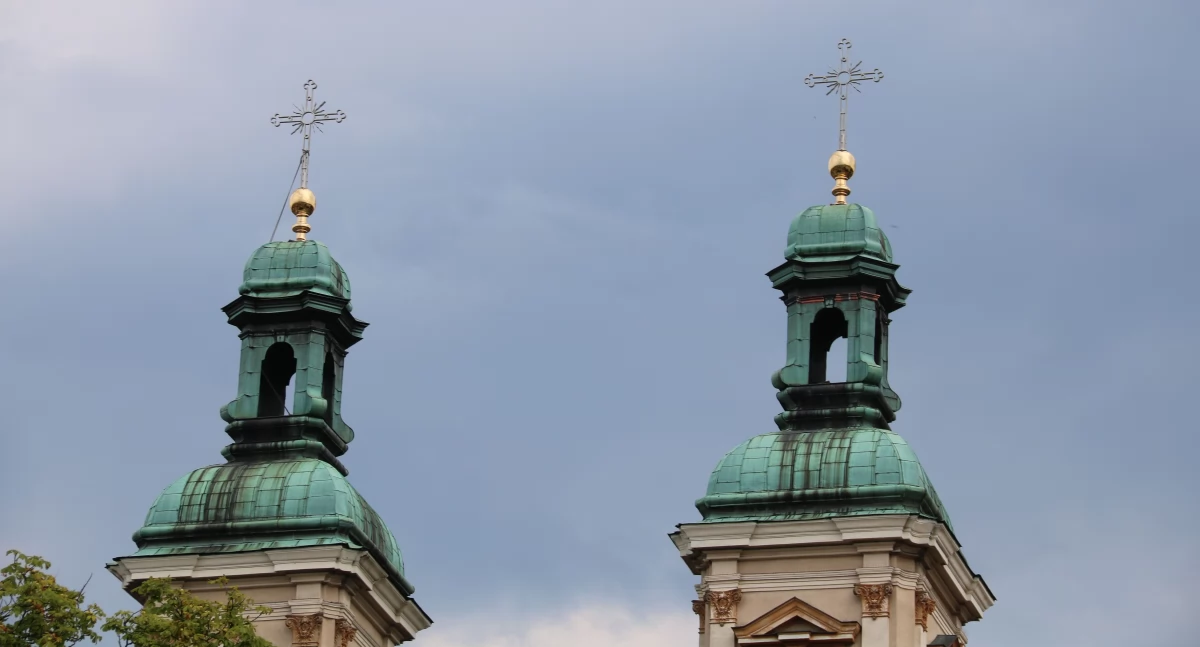 Krzyże wróciły na wieże kościoła w Białej