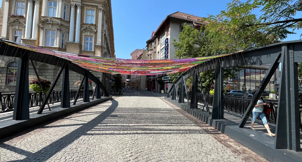 Makramowy dach nad mostem na Ulicy 11 Listopada. Artystyczna Instalacja na Dni Bielsk-Białej