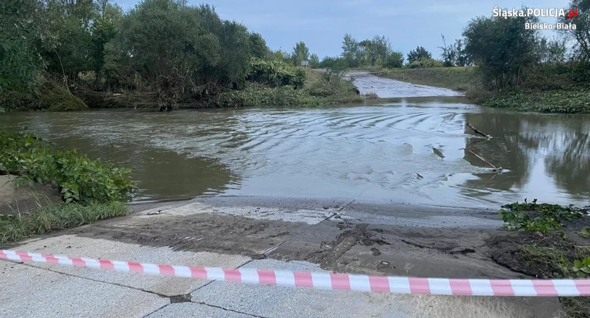 Młody kierowca w ostatniej chwili uratował się z zatopionego samochodu
