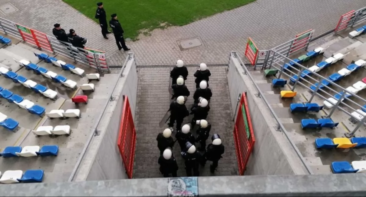 Derby zakłócone przez burdy przed meczem. Radny wśród kibiców BKS. Prezydent Bielska-Białej wydał oświadczenie.