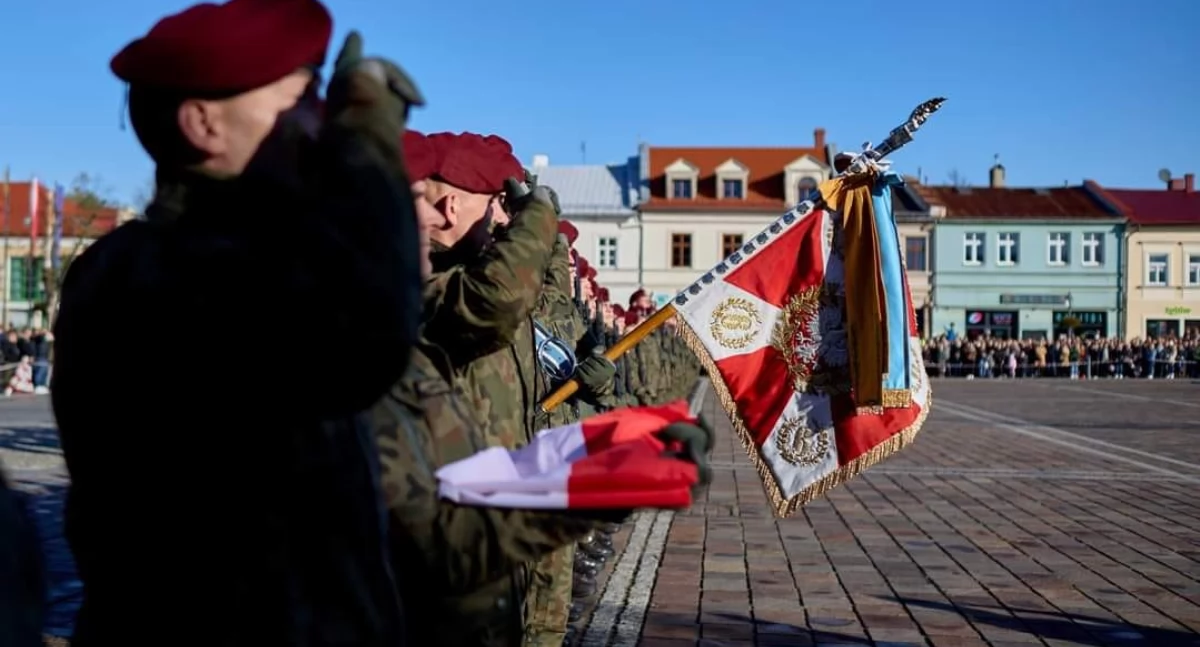 Uroczysta przysięga żołnierzy 18 Batalionu Powietrznodesantowego na placu Wojska Polskiego