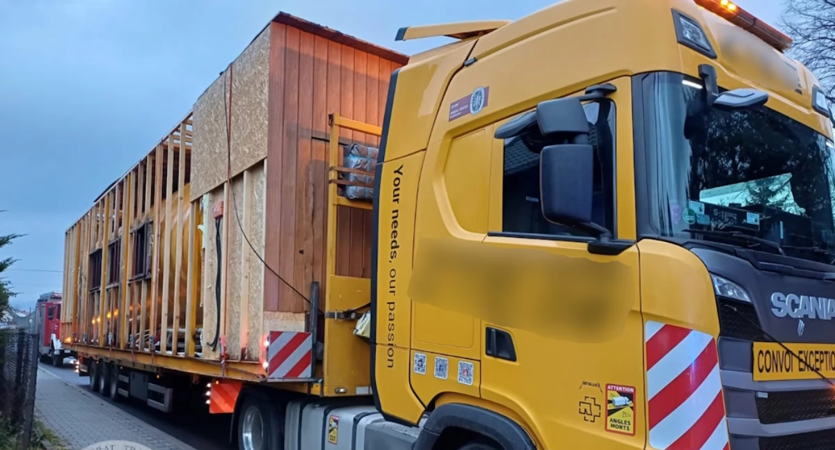 Transport ponadnormatywny zatrzymany w Jeleśni. Zbyt nisko wiszące kable i liczne nieprawidłowości