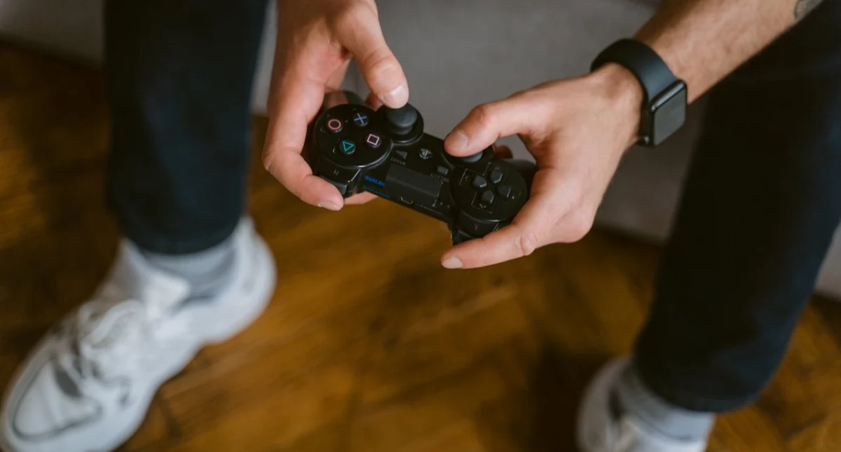 Jak połączyć technologię z relaksem? Gadżety, które ułatwiają odpoczynek