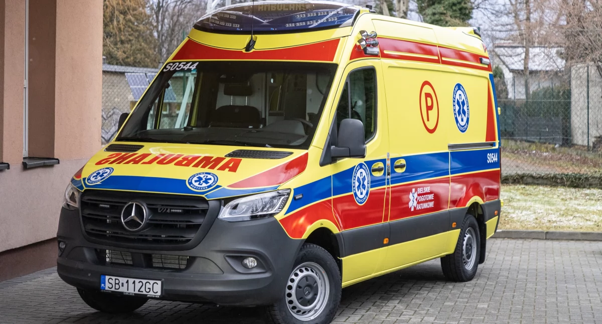 Wzmocnienie floty Bielskiego Pogotowia Ratunkowego. Nowy ambulans w Hałcnowie