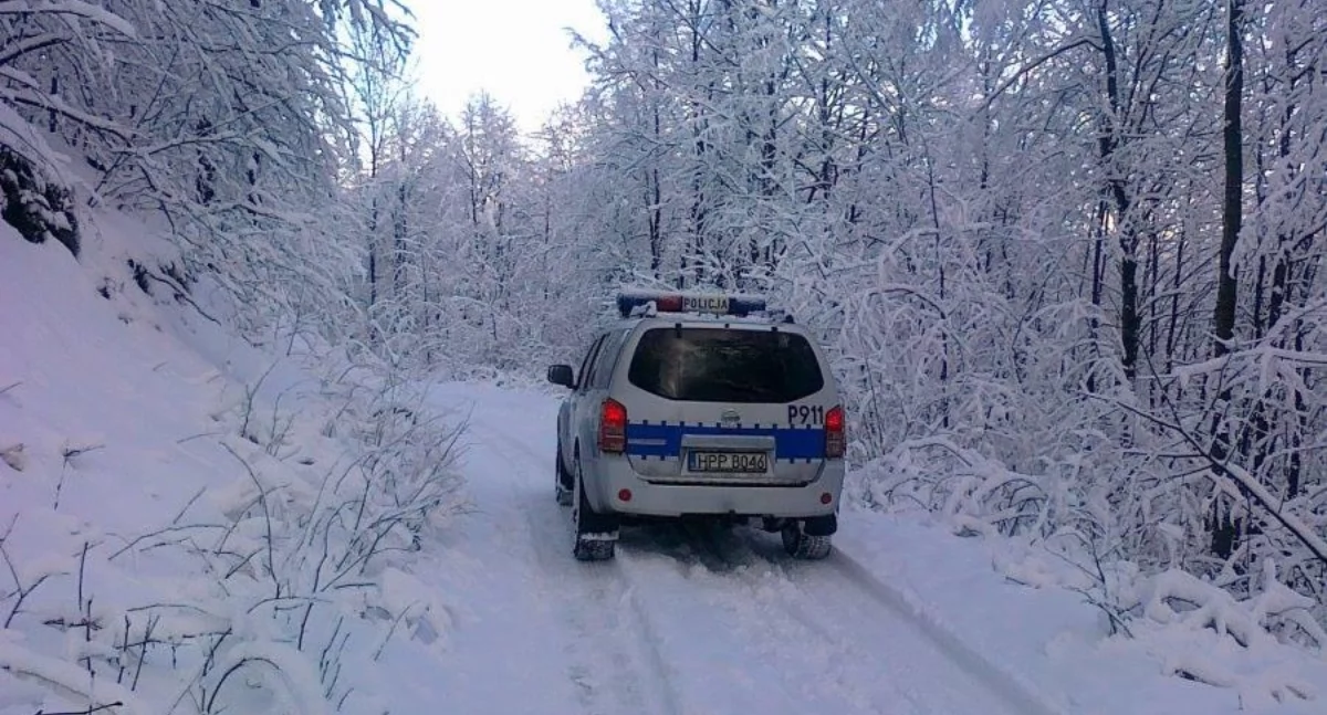 Mężczyzna odnaleziony przez policjantów w zaspie śnieżnej