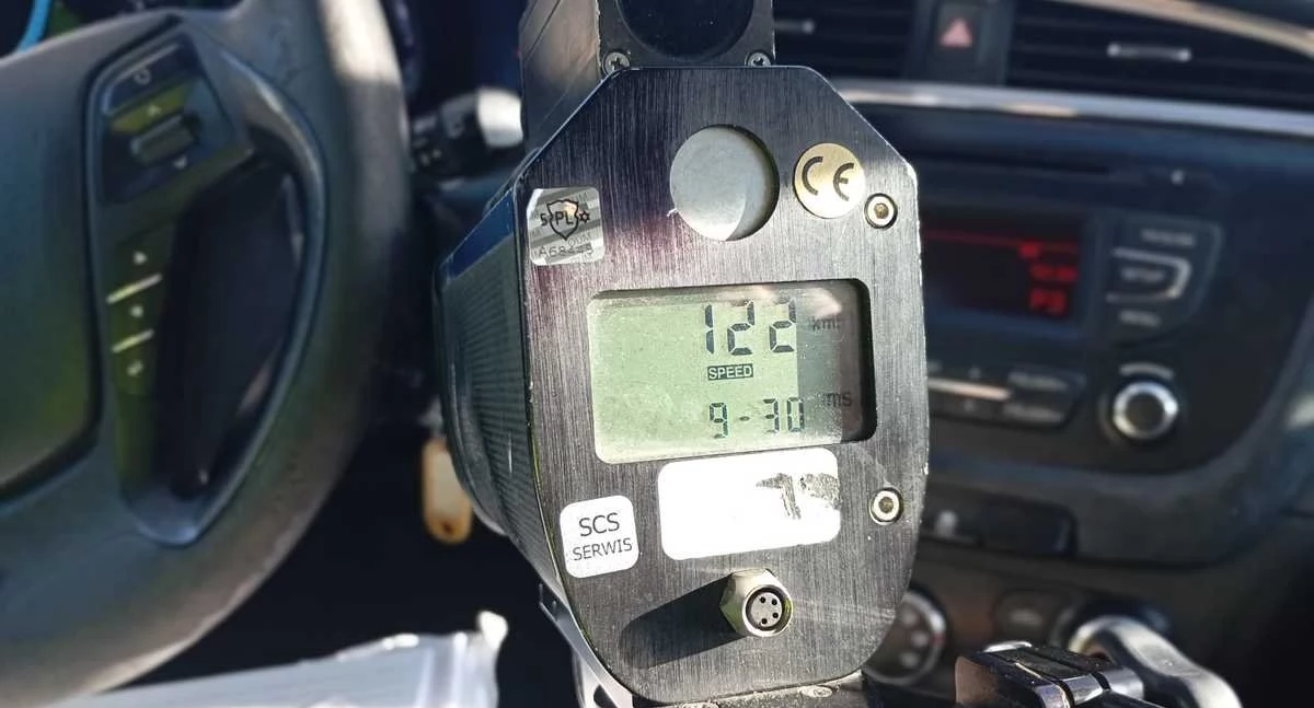 122 km/h w terenie zabudowanym. Mieszkanka powiatu bielskiego zapłaciła kilka tysięcy złotych mandatu