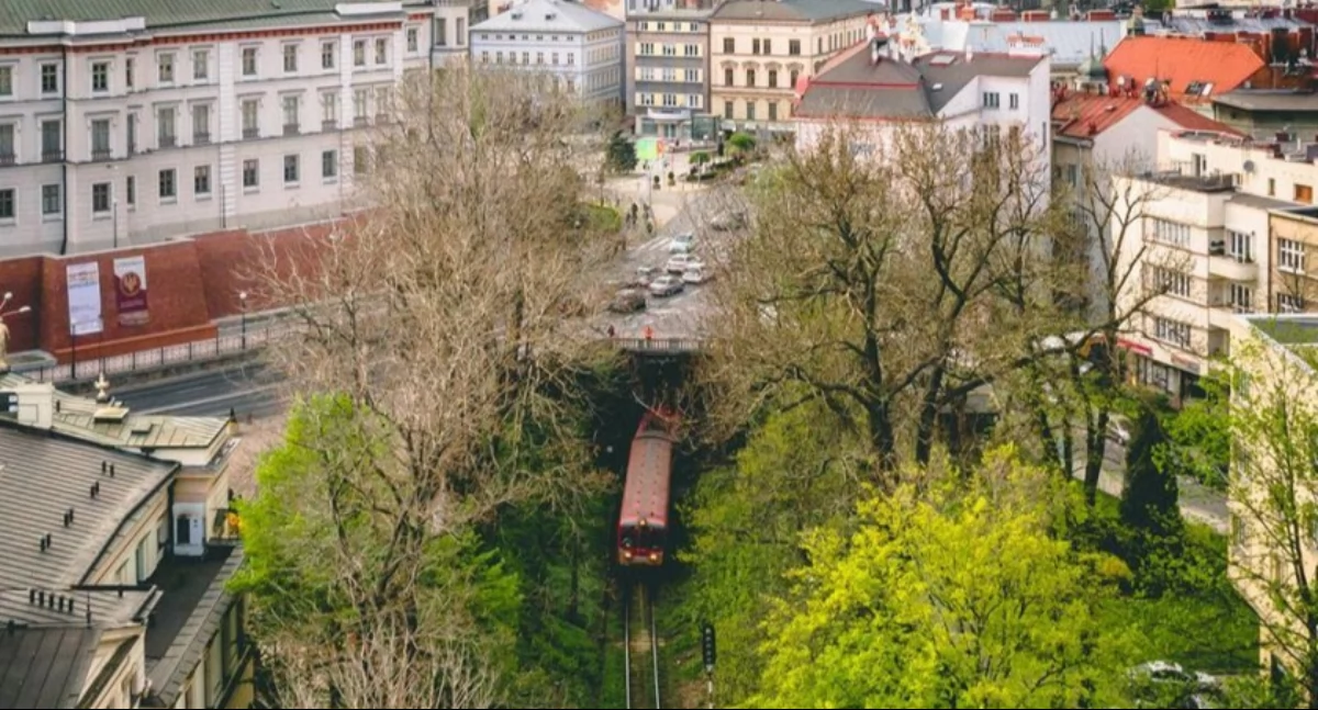 Przywrócono ruch kolejowy po wykolejeniu pociągu w tunelu przy dworcu Bielsko-Biała Główna