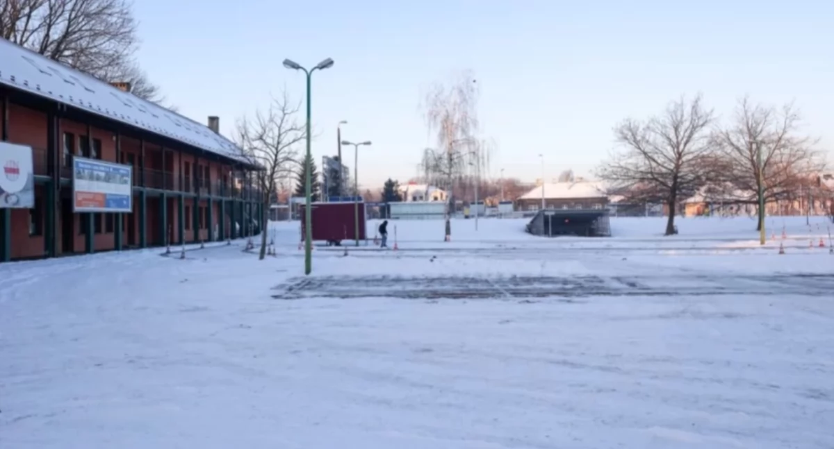 Radny interweniuje w sprawie opłat za parkowanie w soboty przy targowisku na ul. Broniewskiego. Miasto odpowiada