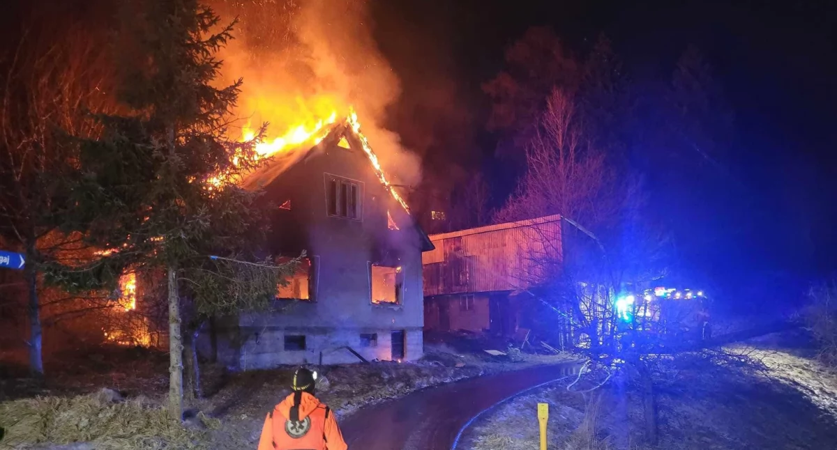 Tragiczny pożar w Lipowej: W ogniu stanął budynek mieszkalny, zginął 64-letni mężczyzna