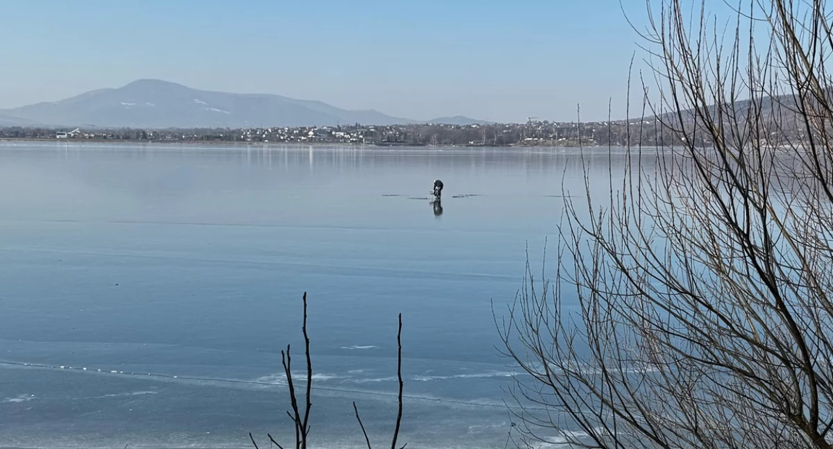 Wędkarz na kruchym lodzie. Akcja ratunkowa WOPR na jeziorze Żywieckim