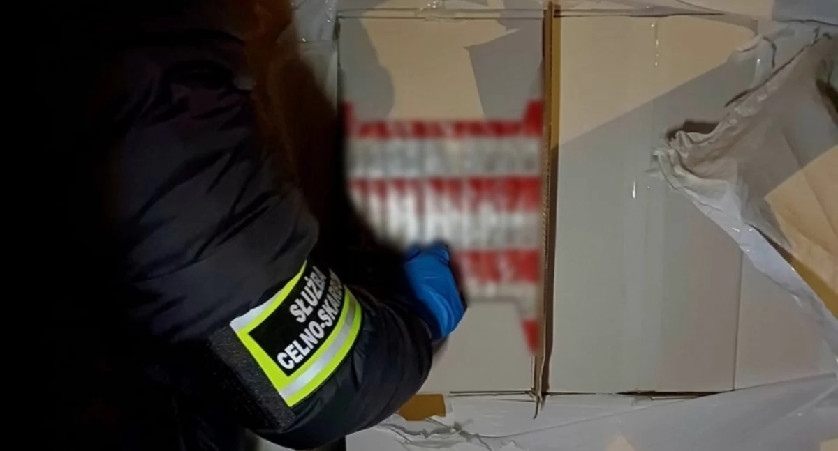Wpadli w czasie przeładunku kontrabandy za 9 mln zł