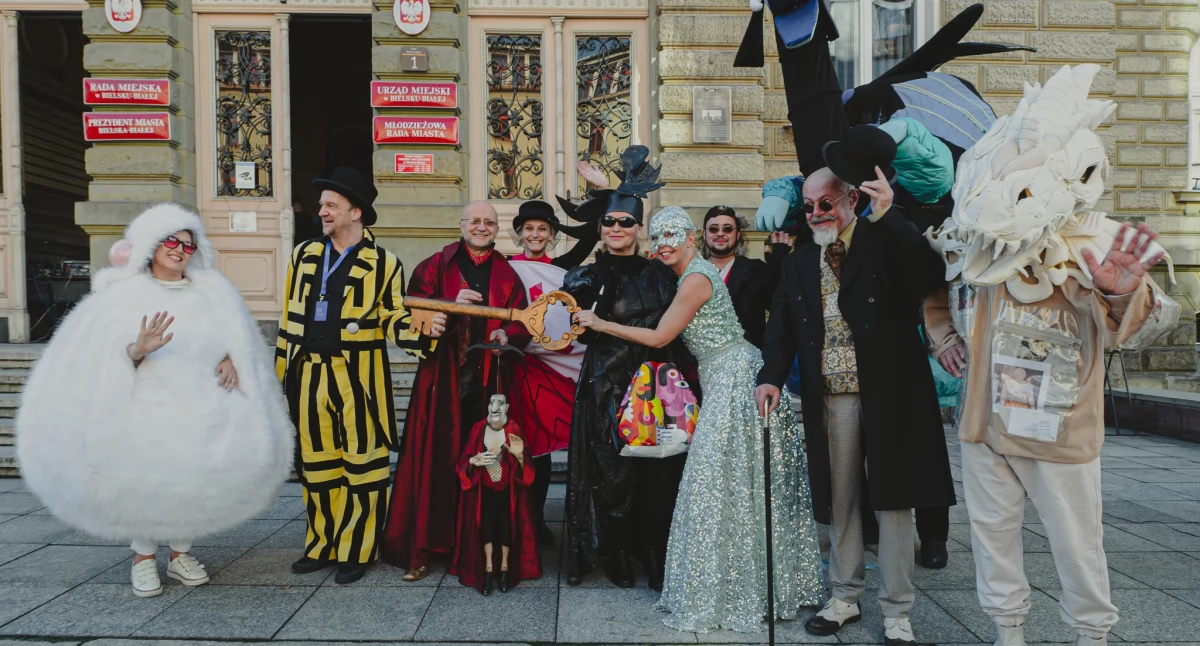 Teatr Lalek Banialuka wychodzi w miasto. Spektakle plenerowe w przestrzeni miejskiej