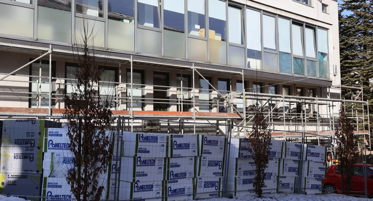 Budynek Książnicy Beskidzkiej w Bielsku-Białej przechodzi metamorfozę
