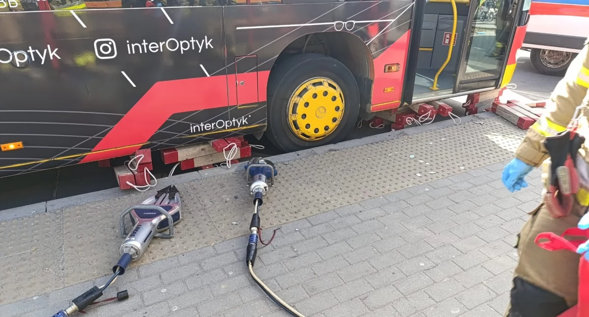 Dramatyczna akcja ratunkowa na ulicy Cieszyńskiej. Mężczyzna zakleszczył rękę w nadkolu autobusu