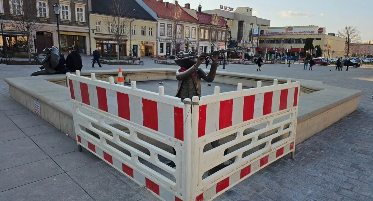Żaba grająca na flecie wraca na plac Wojska Polskiego 
