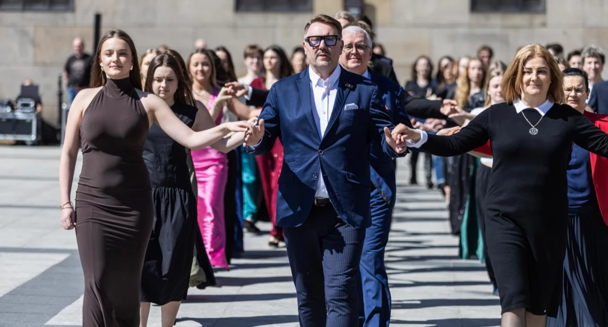 Bielscy maturzyści tradycyjnie zatańczyli poloneza z prezydentem miasta