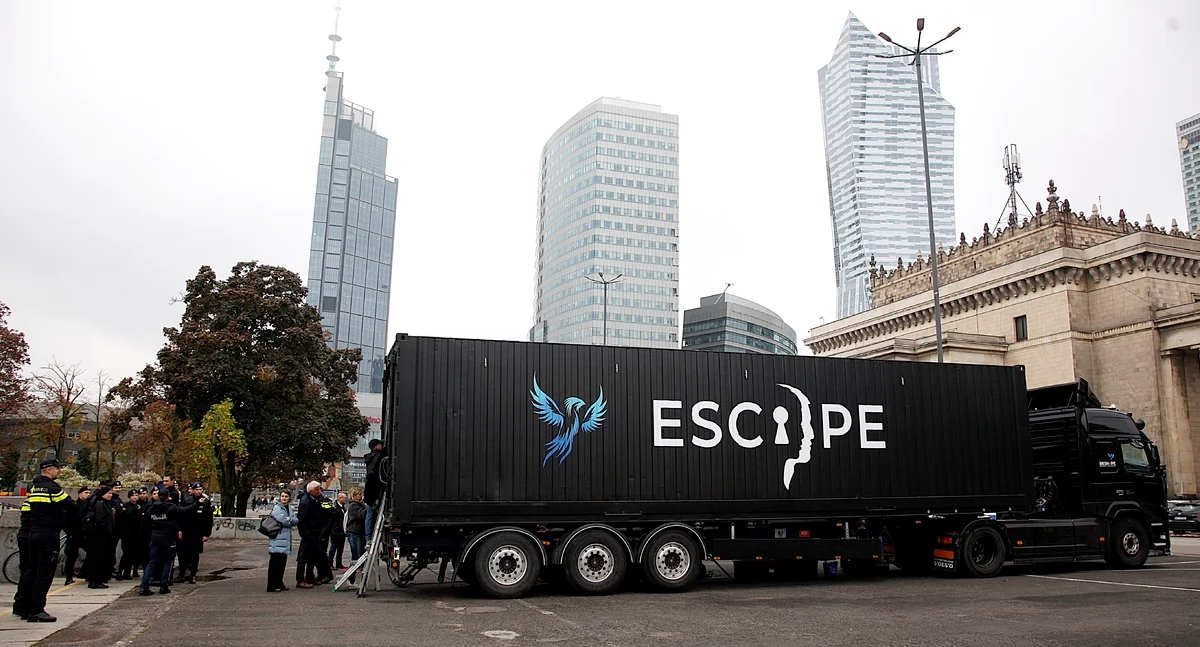 Escape Truck na Rynku w Żywcu. Edukacyjne wydarzenie o handlu ludźmi organizowane przez policję