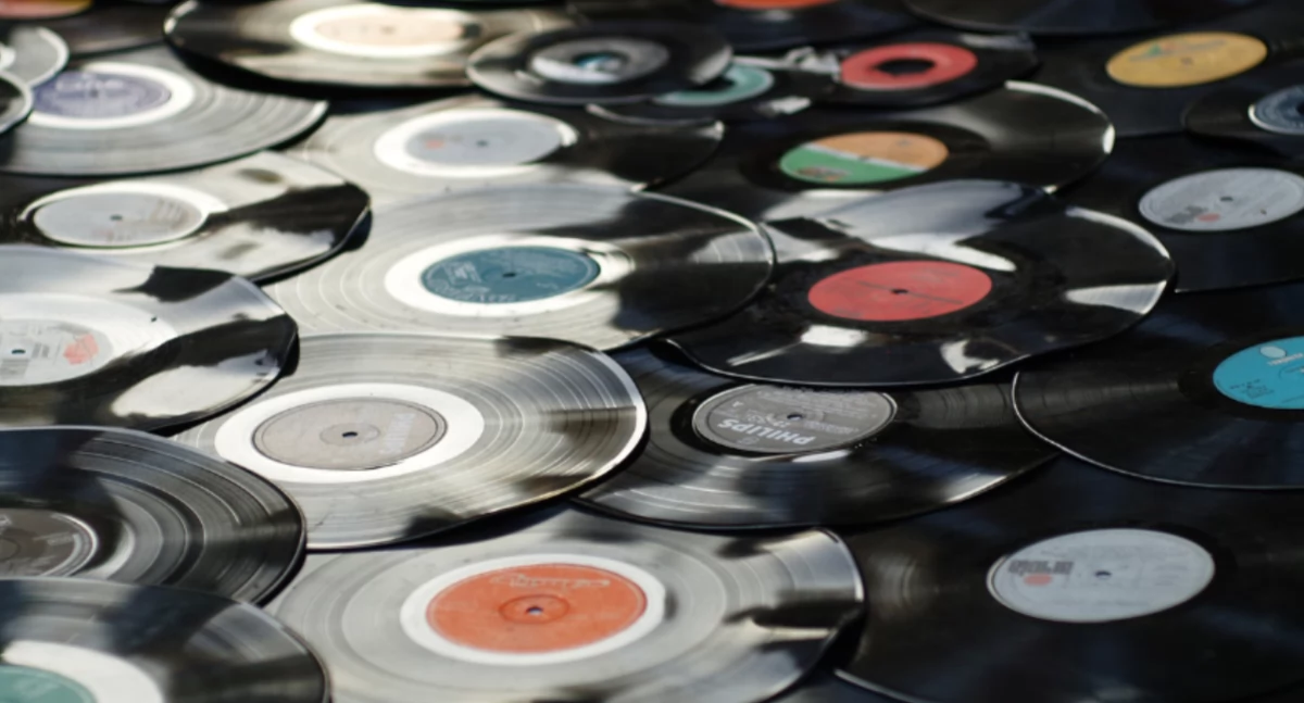 Książnica Beskidzka wypożycza płyty winylowe. Nowa oferta dla miłośników analogowego brzmienia