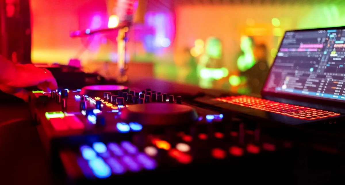 Four to the Floor – DJ-ski maraton na dachu Cavatina Hall