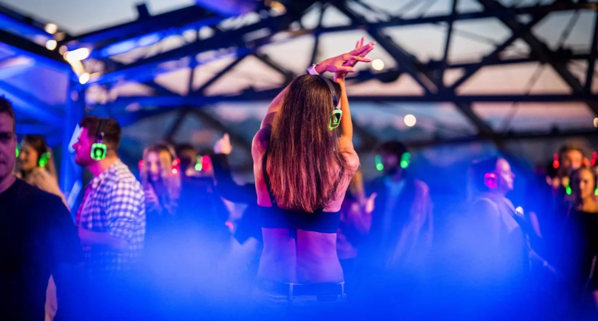 Silent disco na dachu Cavatina Hall. Noc muzyki, emocji i miejskiej energii