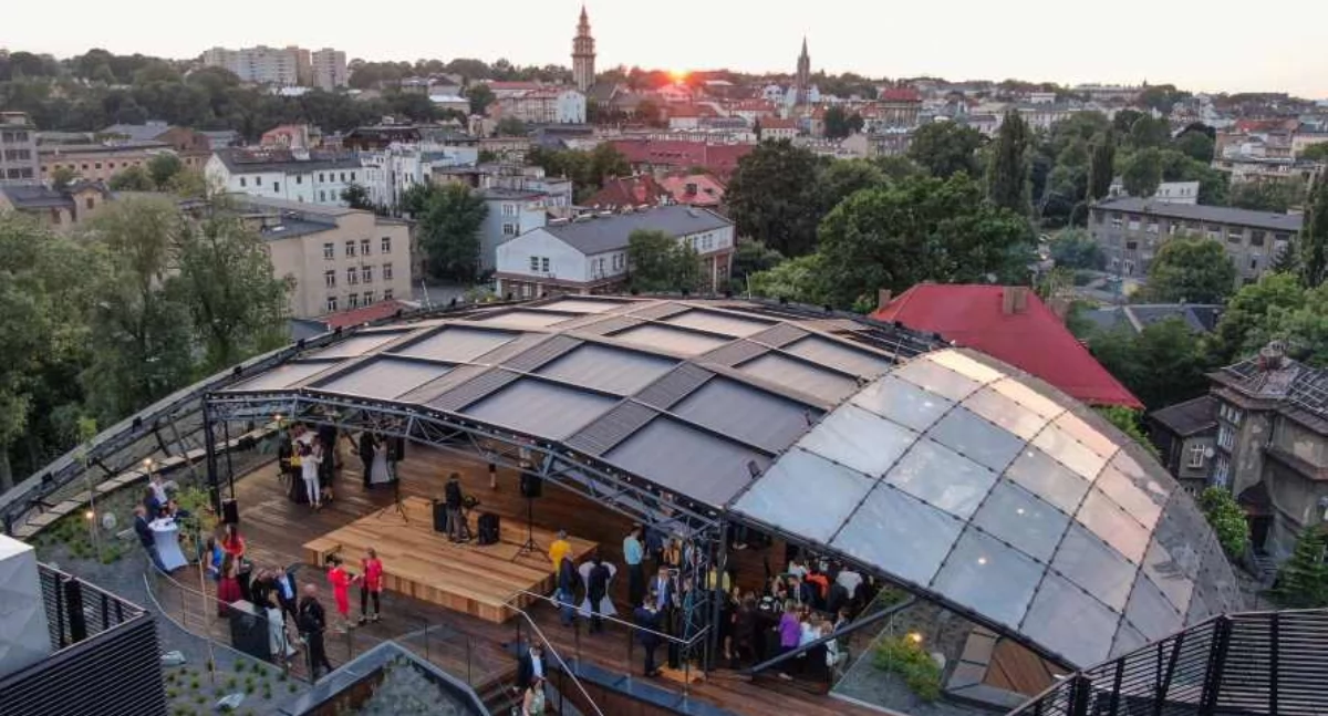 Beat & Bite na dachu Cavatina Hall — taneczny wieczór z elektroniką, widokiem na miasto i letnim klimatem